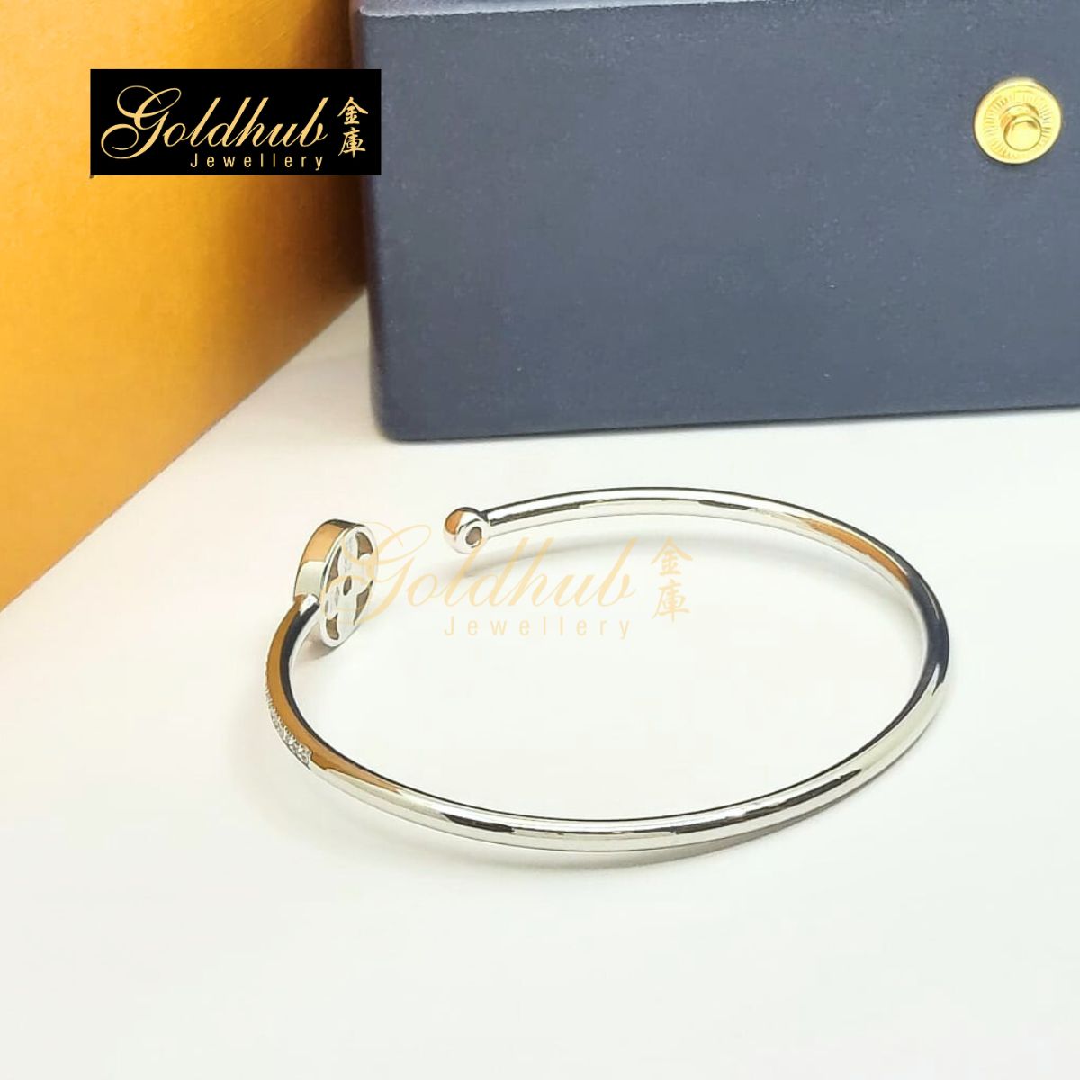Louis Vuitton Idylle Blossom Twist Bracelet, Diamonds in White Gold, Size 15