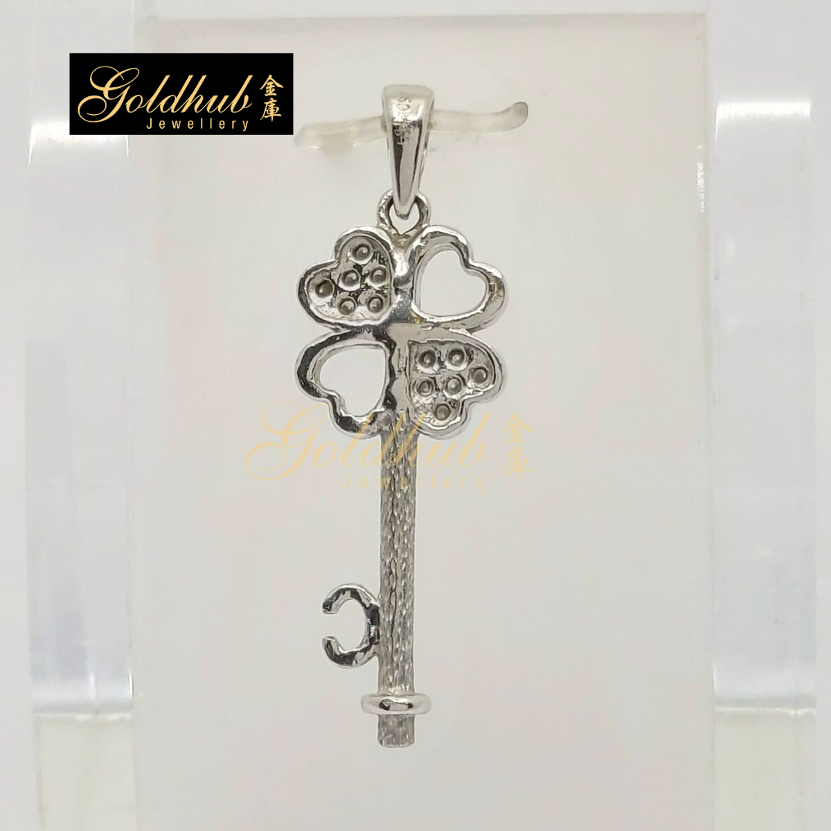 Clover Leaf Diamond Pendant in White Gold (Classic)