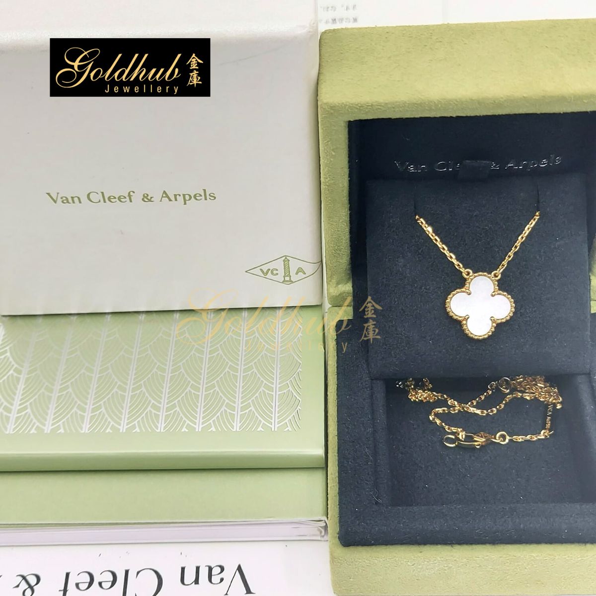 [Reserved] Van Cleef & Arpels Vintage Alhambra pendant, Mother-of-pearl in Yellow Gold