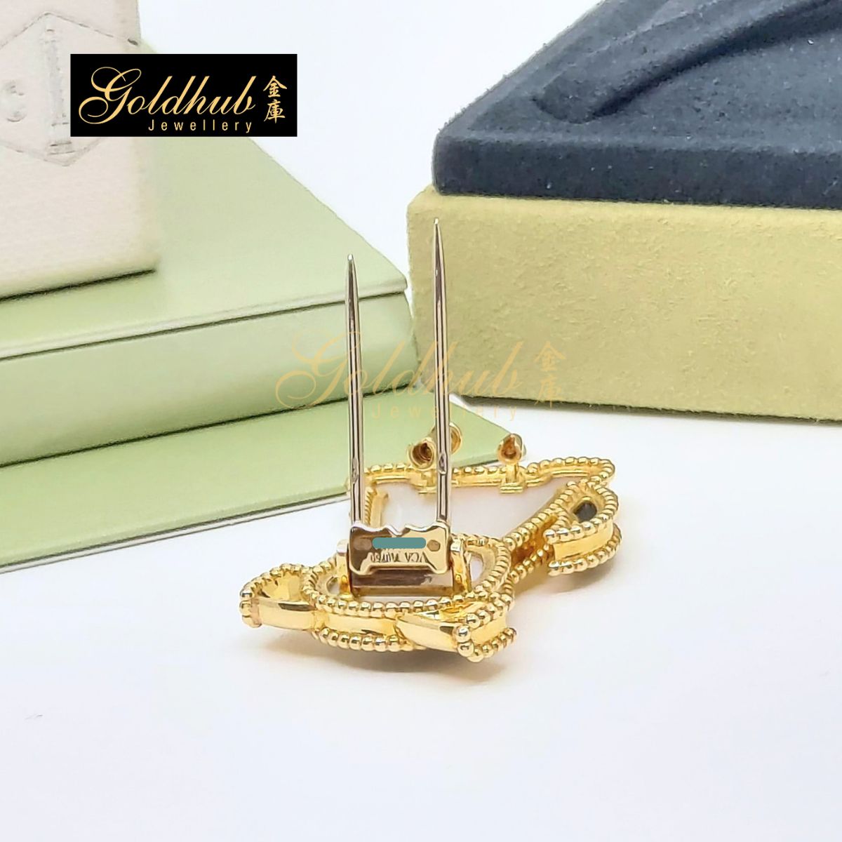 Van Cleef & Arpels Lucky Animals Dog Clip, Mother of Pearl Onyx in Yellow Gold